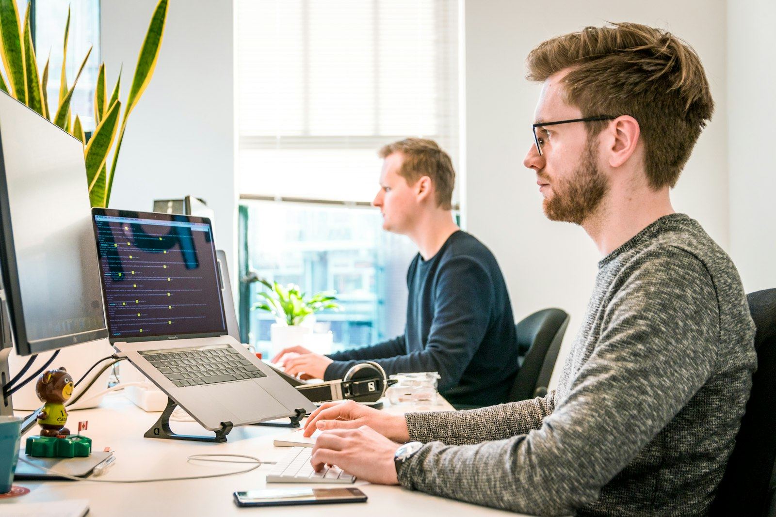 Profissionais analisando dados em computadores