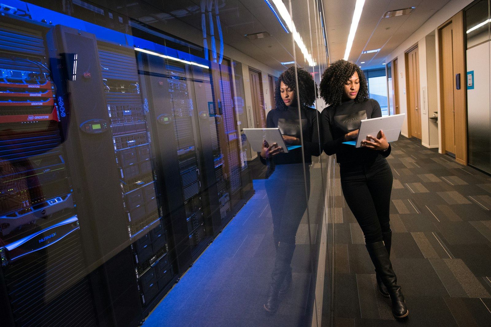 Profissional em ambiente de data center