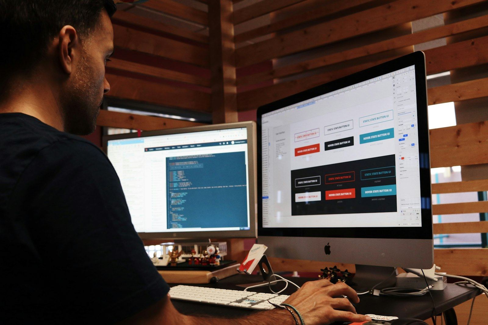 Desenvolvedor com múltiplos monitores